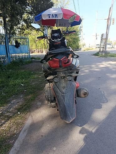 мото бишкек: Скутер спортивного стиля, черный с красными и неоново‑жёлтыми — 4