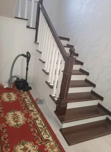 срочно дом: Деревянная лестница Для дома, Форма лестницы: Много-маршевая, Стиль: Классический — 1