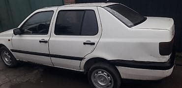 дриф кары: Volkswagen Vento, 4‑дверный седан, белый цвет. Классический кузов на — 2