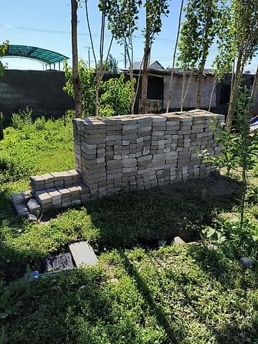 Кирпич полнотелый (силикатный/керамический, бежево‑серый), смешанной — 2