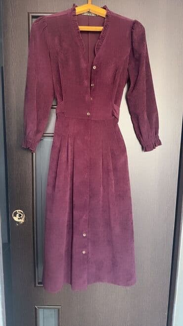 бордовое платье с кружевом: Платье миди винного оттенка с длинными рукавами. - Ткань: напоминает — 1