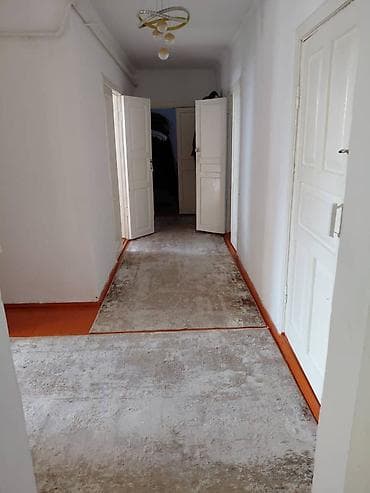 дом м: Продаётся одноэтажный жилой дом с прилегающим двором и оградой. Общий — 3
