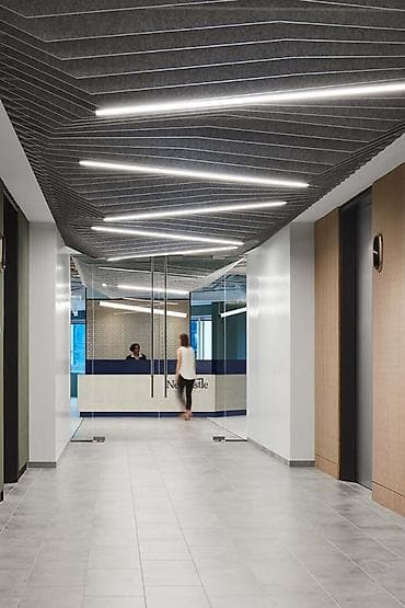 столы для уроков: Подвесной линейный светильник (LED) Черный корпус, цветовая — 8