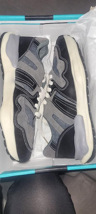 мужской ботасы: Кроссовки мужские в серо-черной гамме с контрастной белой шнуровкой — 5