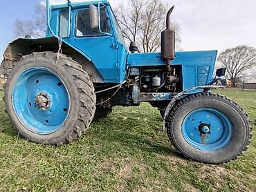 баллон трактор: Колёсный трактор синего цвета с кабиной. Трактор стоит в чалдоваре — 1