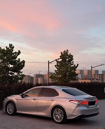 70: Toyota Camry: 2019 г., Гибрид — 4