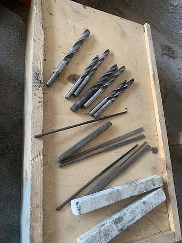 бесплатна: Предлагается набор инструментов, включающий сверла и развертки — 1