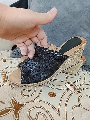 Босоножки, сандалии, шлепанцы: Женские шлёпки-мюли на танкетке. - Цвет: чёрный верх, бежево-песочная — 1