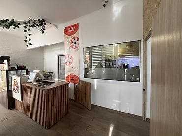 Недвижимость: Магазин, В жилом доме, 71 м² Действующий, Без оборудования, Без ремонта, Вода, Канализация, Электричество, Отдельный вход, 1 линия — 6