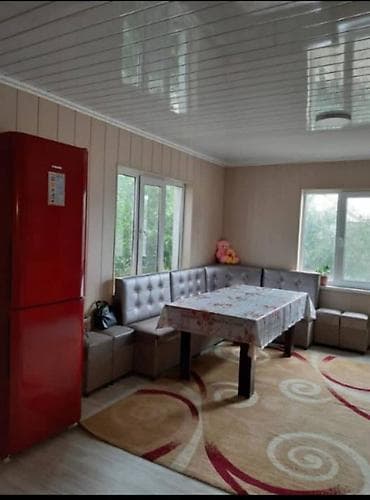 район 4 гор больницы: Просторный дом с готовым интерьером - Светлая кухня-столовая с двумя — 1