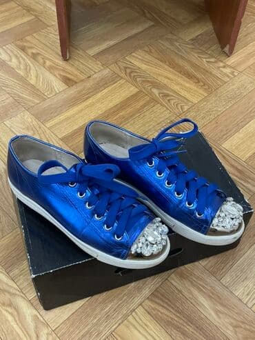 срочно продаю в связи с переездом: Синие кеды с декоративными камнями на носке. Шнуровка классическая, на — 1
