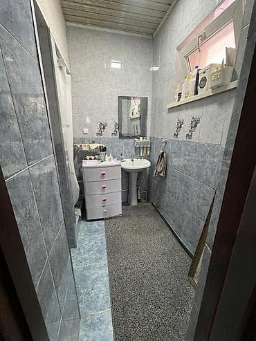 5: Продаётся жилой дом с ограждённым двором и хозпостройками. Площадь — 9