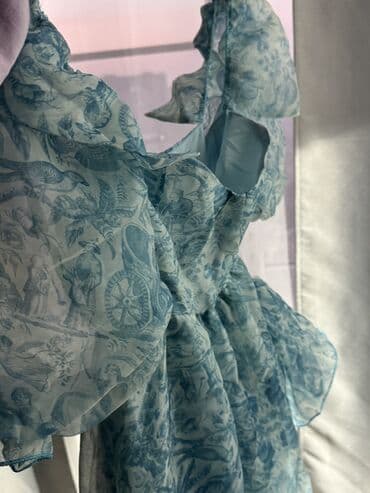 шифоновые платья в пол с цветочным принтом: Пышное вечернее платье с рюшами и объемными рукавами - Силуэт — 4