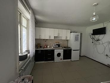 продаю дом васток 5: Дом с 5 комнатами, 8 соток участком и двором. Дом кирпичный. Близко к — 2