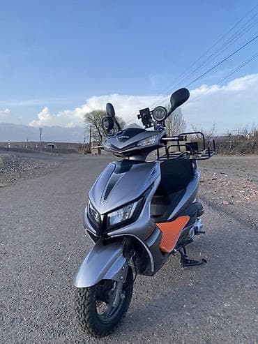 Скутер 50–150 см³ (визуально класс 125), городской/пригородный, серый