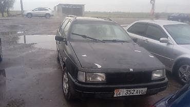 Универсал черного цвета с киргизскими номерными знаками (KG 08, 352