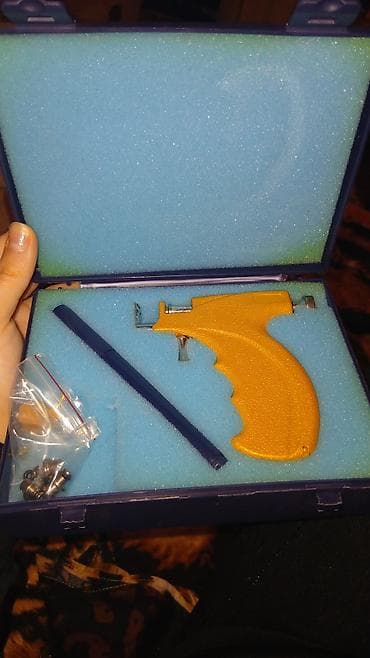 Пистолет для прокалывания ушей (пирсинг-ган) в кейсе. Комплектация: -