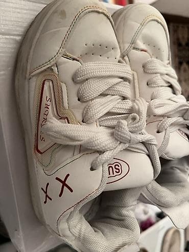 Автокреслолор: Детские кроссовки белые - Модель: Sutr Yes (надписи на боковой панели — 1