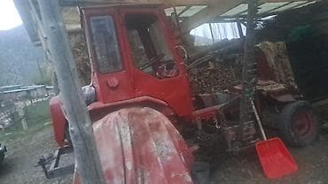 тюки сена с поля: Трактор малогабаритный с кабиной, красного цвета. Основные — 1