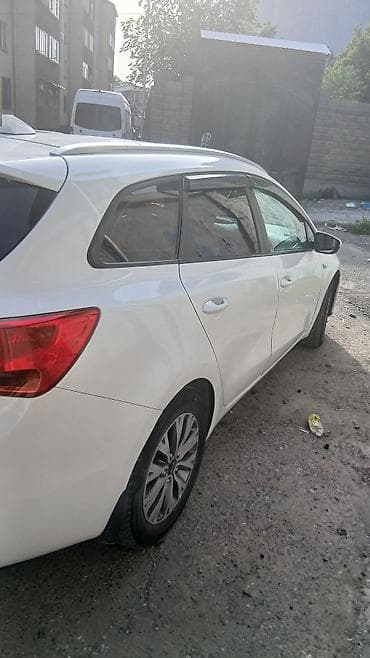 Транспорт: Kia Ceed: 2017 г., Автомат, Бензин, Универсал — 4