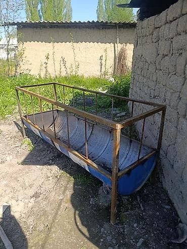 купить корм бройлерам: Кормушка/желоб для скота из металлической бочки - Материал: половина — 2