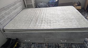 Двуспальная кровать с подматрасным основанием и выдвижными ящиками для