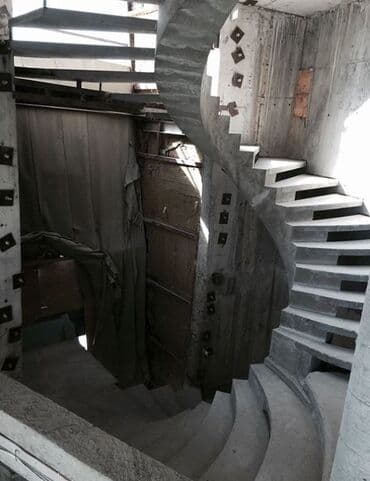 перила для лестницы из металла: На бетоний лестнице сложнайа дизайнера заливают через ватсап йест — 2