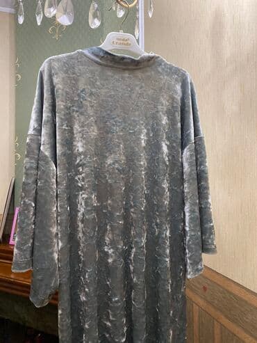 длинные платья с рукавами для полных: Вечернее платье прямое кроя, руки на запах идут, сзади открытая спина — 2