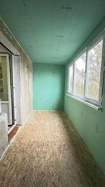 холодный стол: Продам просторную утеплённую лоджию с комнатой-прихожей (верхний этаж — 8