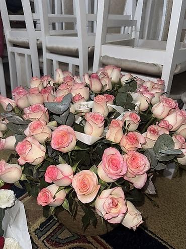 пионовидные розы: Букет из розовых роз в шляпной коробке - Состав: крупные двуцветные — 2