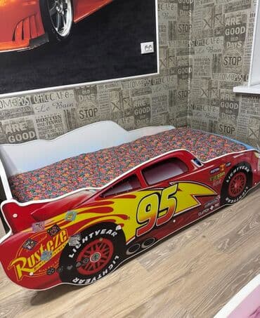 Представлена детская кровать, выполненная в дизайне гоночного