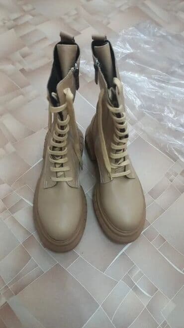 Женская обувь: Женская обувь,все из натуральной кожи и с натуральным мехом. Размеры — 6