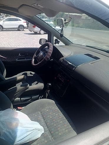 ижара машина: Volkswagen Sharan: 2001 г., 2 л, Кол менен иштөөчү, Бензин, Вэн/Минивэн — 3