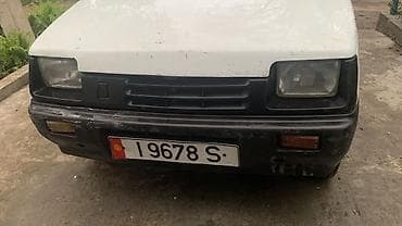 renault clio: Компактный трёхдверный хэтчбек белого цвета. Основные характеристики — 5