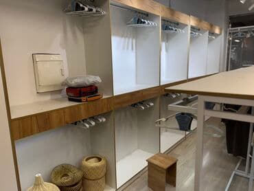 оборудование в бутик: Кронштейны Стеллажи Стойки Вешала Столы ресепшен Раскладочные — 5