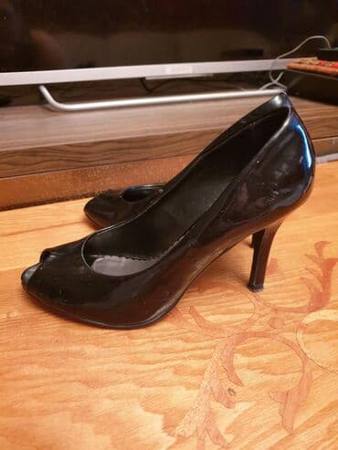каблуки 41: Продаю туфли лаковые, лодочки! размер 37,5- 38. Цвет чёрный. Покупали — 1