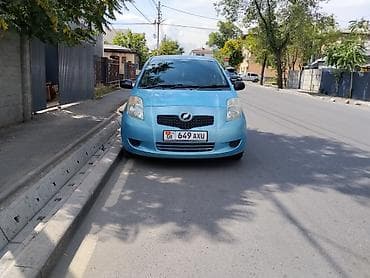 Toyota Vitz: 2005 г., 1.3 л, Вариатор, Бензин, Хэтчбэк