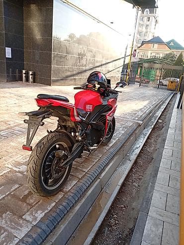 мотор скупка: Спортивный мотоцикл в стиле спортбайк, красный цвет с графикой «46» — 2