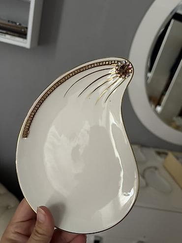 белый конь: Набор тарелок из фарфора с декоративной отделкой. 300 сом каждая — 2