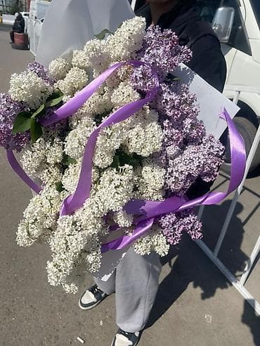 букет из сирени: Букет из сирени - Состав: крупные ветви белой и лиловой сирени с — 3