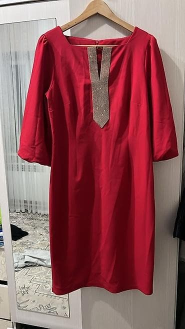 платье красное: Платье женское, ярко‑красного цвета, длина до колена (примерно миди) — 1