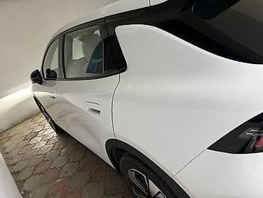 Электрический кроссовер белого цвета с современным дизайном — 3