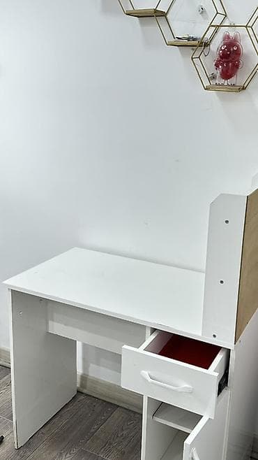 стол для обеда: Маникюрный стол - Цвет: белый. - Материал: ЛДСП. - Рабочая — 4