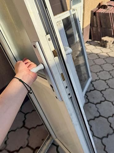 пласмасы: Продается пластиковая входная дверь со стеклопакетом, в хорошем — 2