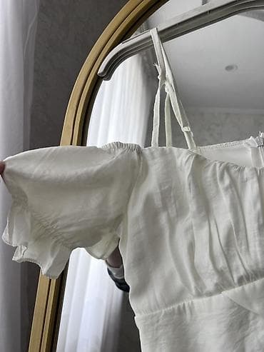 Жеке буюмдар: Белое женское платье миди с романтичными деталями. - Силуэт: прямой — 5