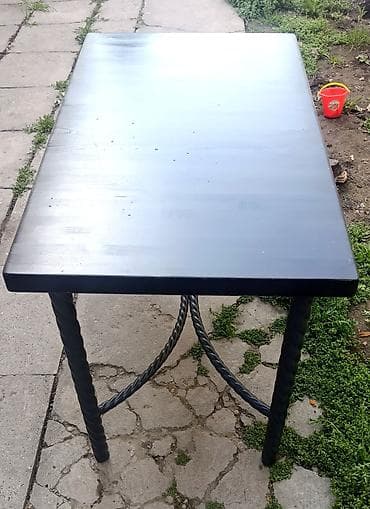 Стол с массивной деревянной столешницей и кованым металлическим