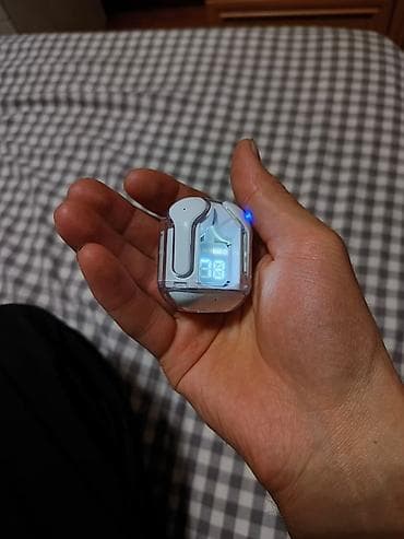 Беспроводные наушники с зарядным кейсом и LED‑индикатором -