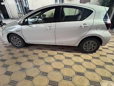 Продажа авто: Toyota Prius C: 2016 г., 1.5 л, Автомат, Гибрид, Хэтчбэк — 4