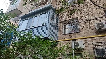 Уютный и современный балкон, выполненный в элегантном серо-голубом at lalafo.kg Уютный и современный балкон, выполненный в элегантном серо-голубом