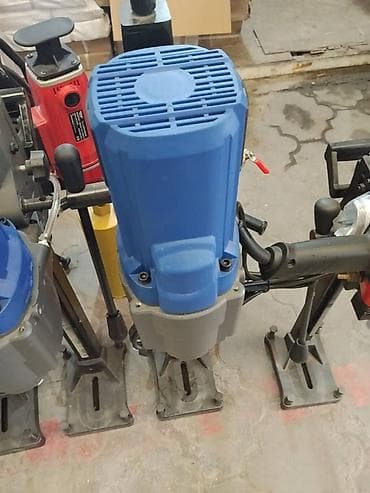 Электрическая тележка-уплотнитель/виброплита с вертикальной стойкой